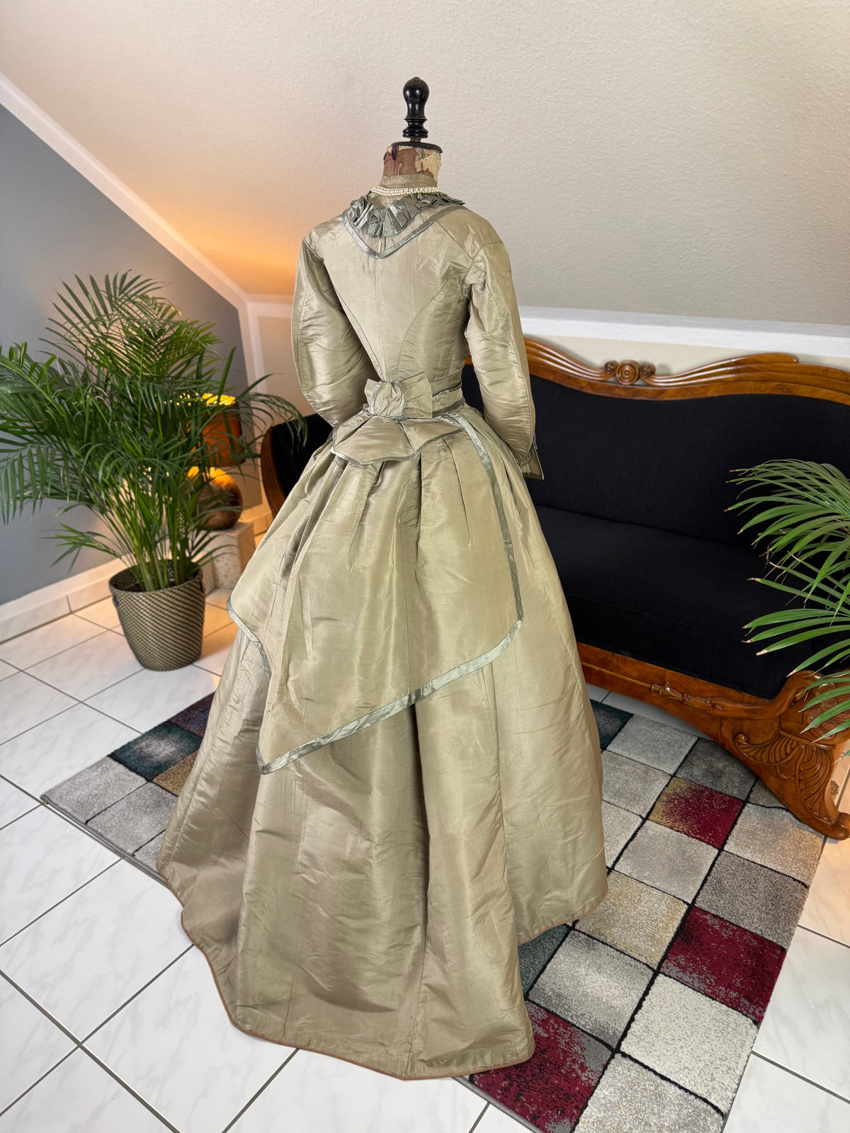 Antikes viktorianisches Seidenkleid, England, ca. 1868