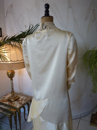 Antikes asymmetrisches Satinbrautkleid, 1920er Jahre – Cremefarbenes Art-déco-Brautkleid