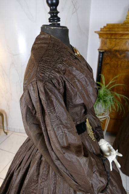 Antike Biedermeier Mutter-Tochter Moiré-Seiden-Nachmittagskleider, 1840er Jahre