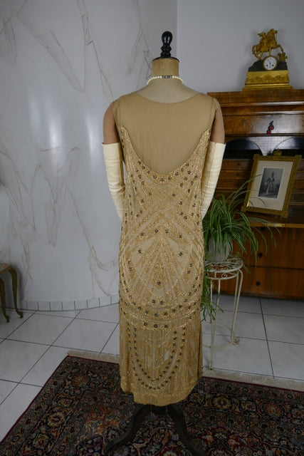 Antikes Flapper-Abendkleid, ca. 1926 – Perlenverzierte Jazz-Age-Silhouette