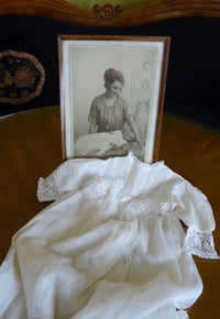 Taufkleid mit Originalfoto, England, ca. 1923 – Netz-Tüll & Spitze, Unterkleid aus Seide