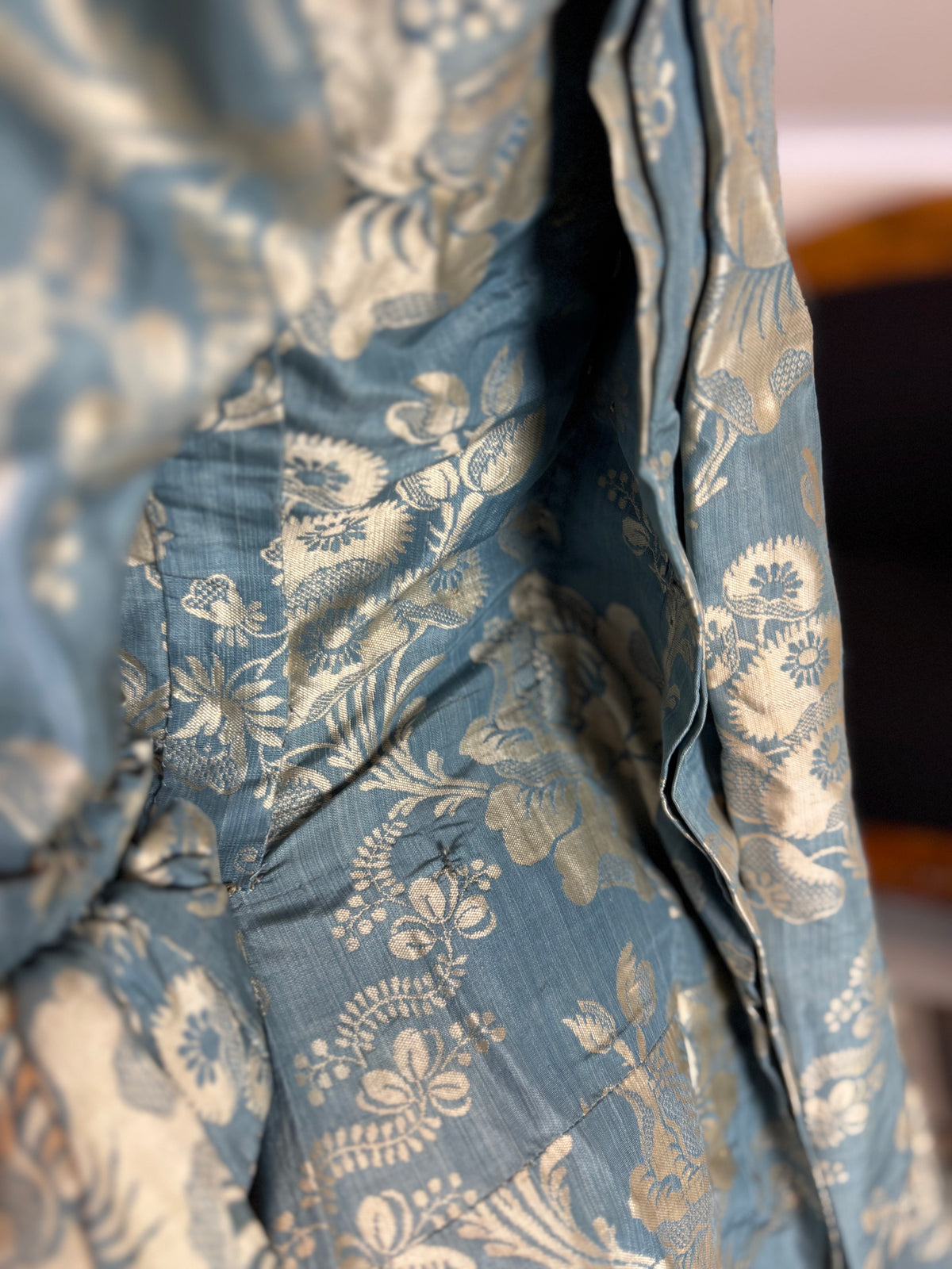 Robe à la Française aus blauem und cremefarbenem Seidendamast – authentisches Kleid aus dem 18. Jahrhundert, ca. 1770