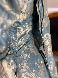 Robe à la Française aus blauem und cremefarbenem Seidendamast – authentisches Kleid aus dem 18. Jahrhundert, ca. 1770