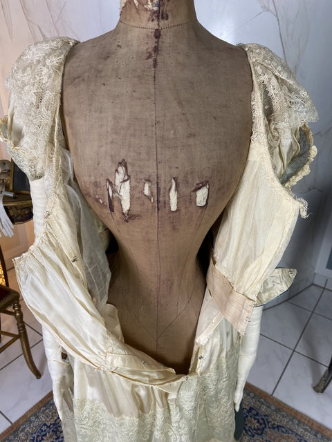 Abendkleid aus Chantilly und himmelblauem Satin, ca. 1914