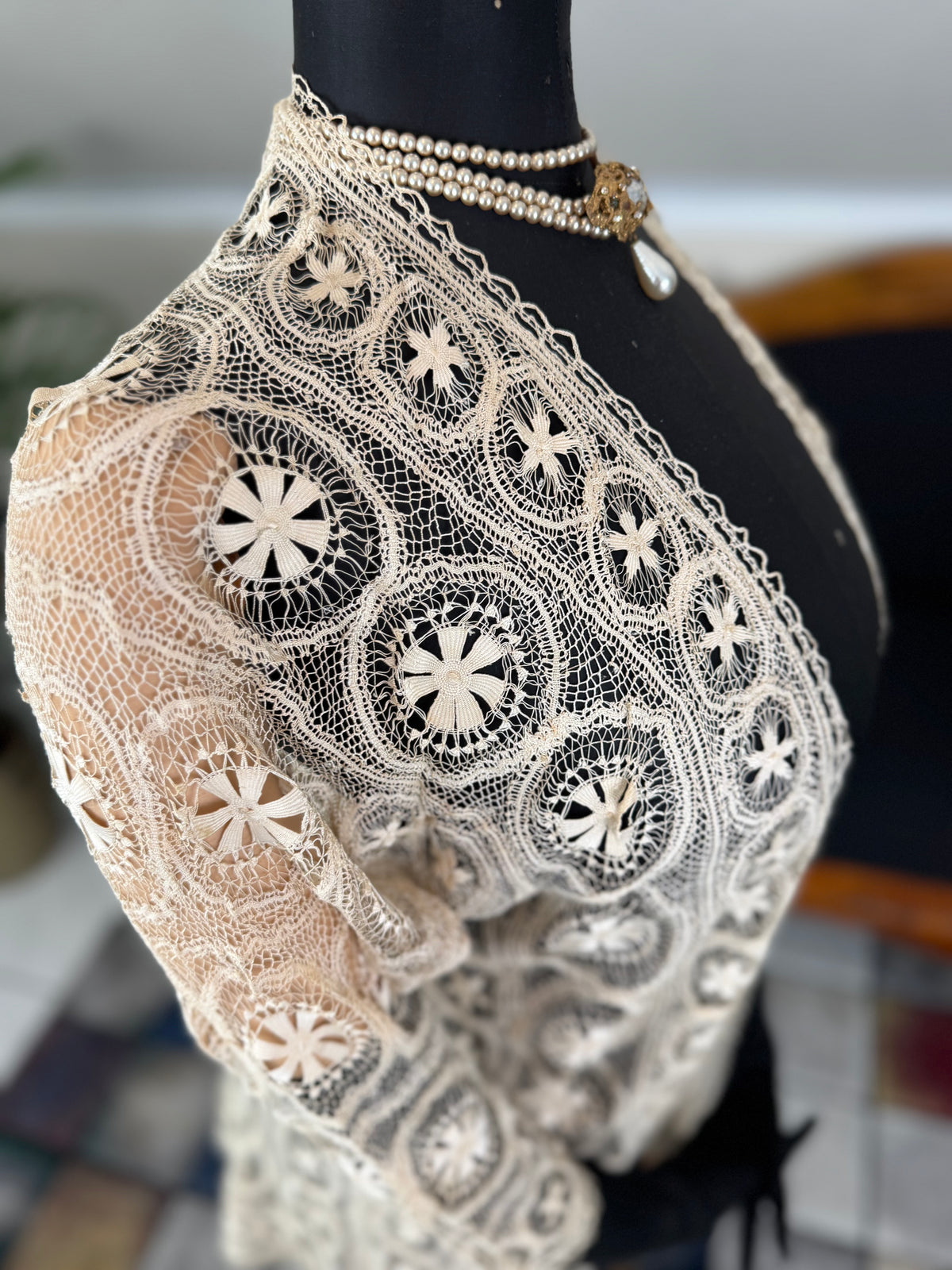 Antike Teneriffa-Spitzenjacke von 1911 – Feine Nadelspitzen-Medaillonarbeit