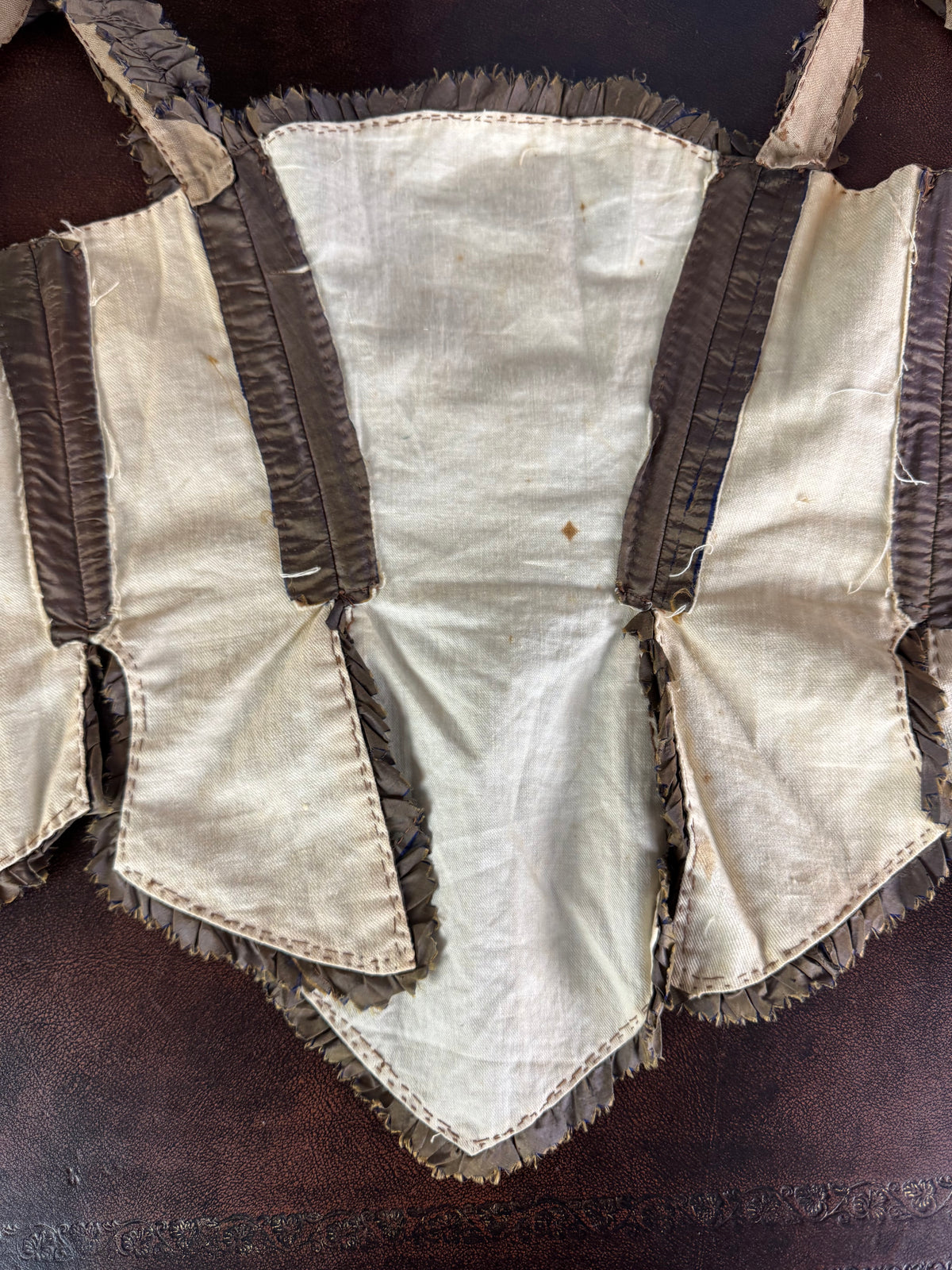 Rokoko-Mieder für ein junges Mädchen, Frankreich, um 1780 – Antikes handgenähtes Kleidungsstück aus dem 18. Jahrhundert