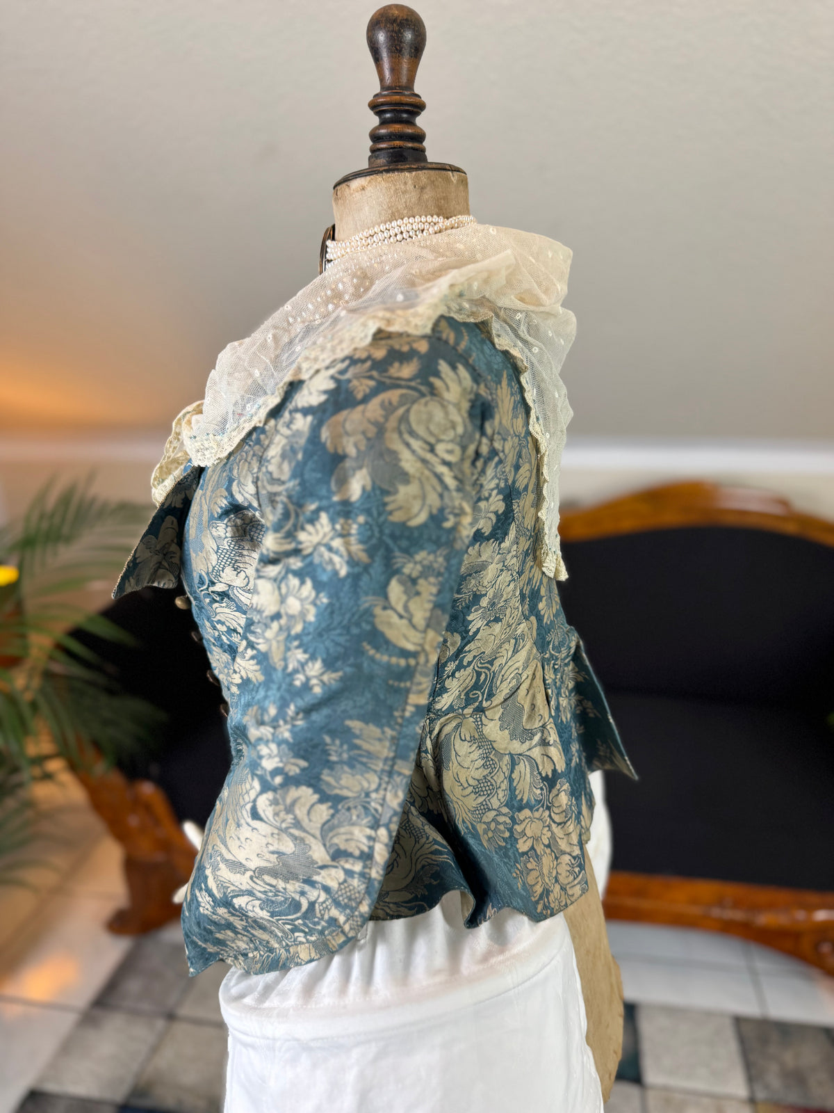 Rokoko Caraco 1750 – Blau-weiß geblümte Seide, Jacke im Reitstil