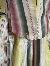 Eine Robe à l’Anglaise aus gelb, grün und pink gestreiftem Seidentaft, ca. 1770