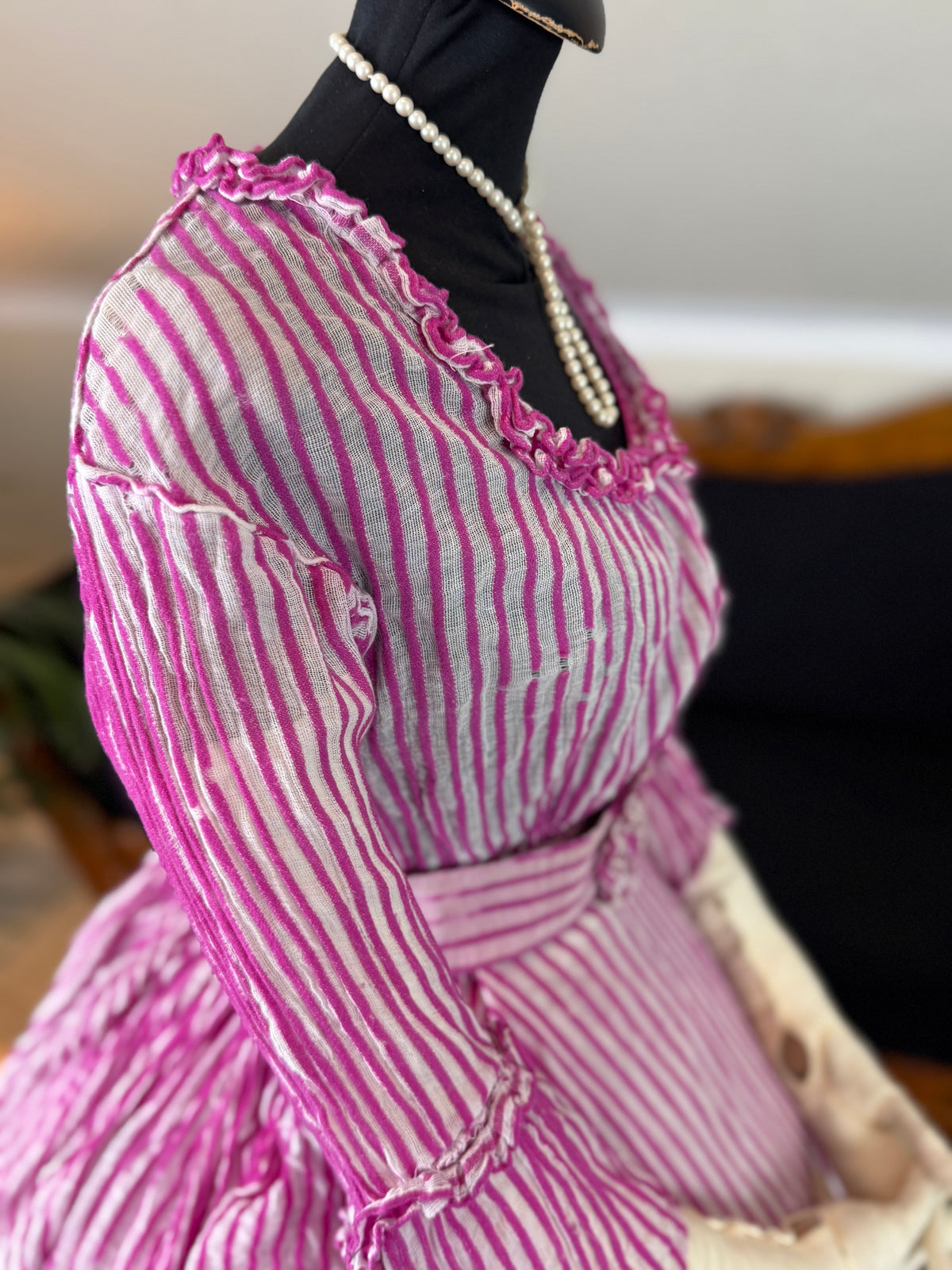 Sommerliche Eleganz einer jungen Dame – Antikes Kleid, ca. 1858