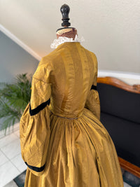 Antikes viktorianisches Tageskleid aus dunklem Goldbrokat, ca. 1858