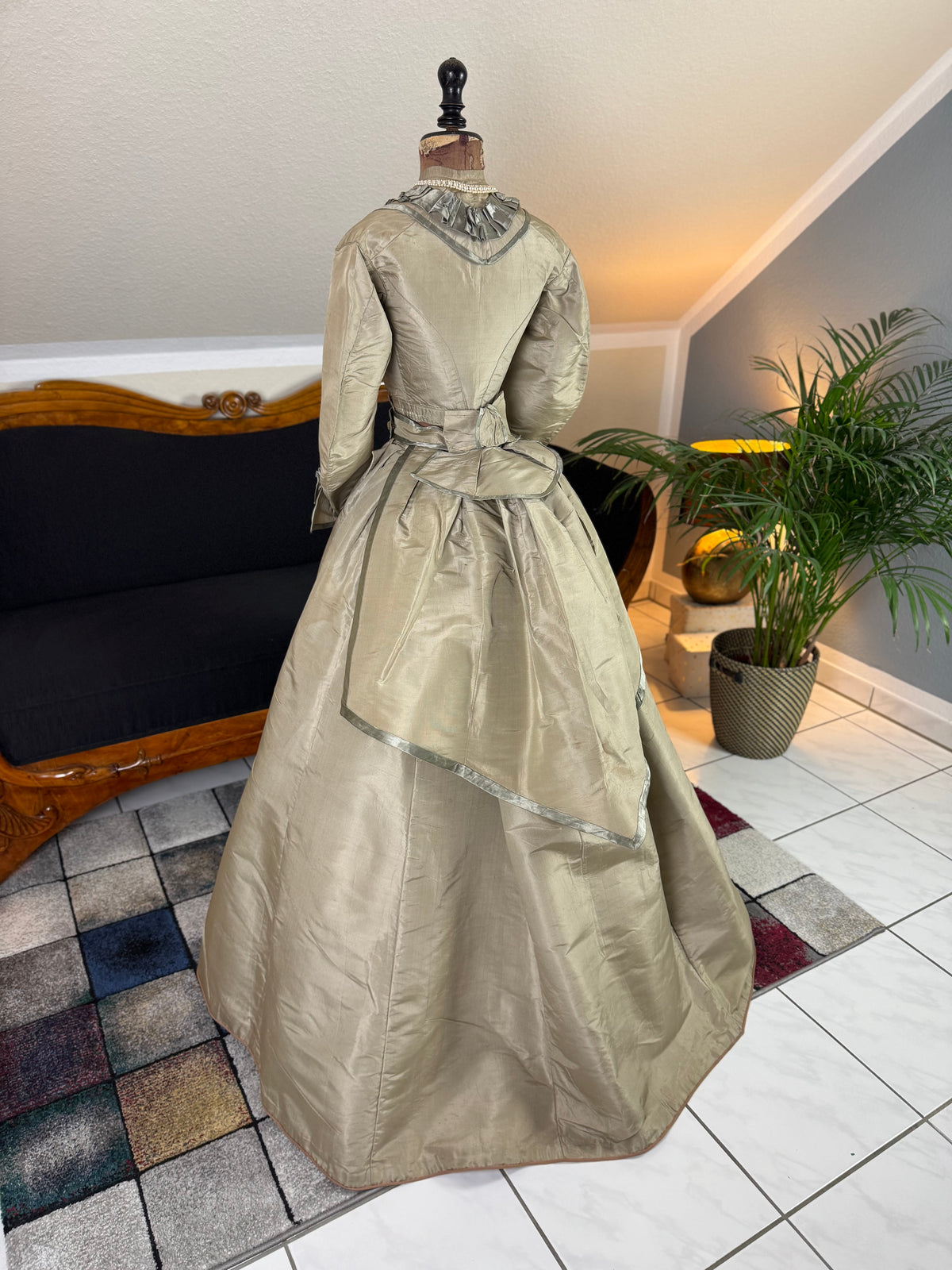 Antikes viktorianisches Seidenkleid, England, ca. 1868