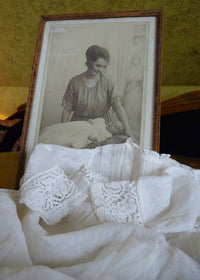 Taufkleid mit Originalfoto, England, ca. 1923 – Netz-Tüll & Spitze, Unterkleid aus Seide
