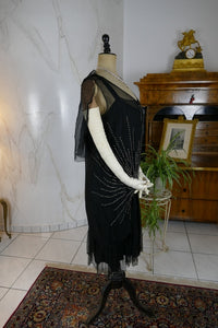 Antikes Abendkleid aus schwarzem Seidenchiffon mit Strasssteinen, ca. 1928