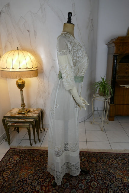 Antikes edwardianisches maltesisches Spitzen-Teekleid, ca. 1908