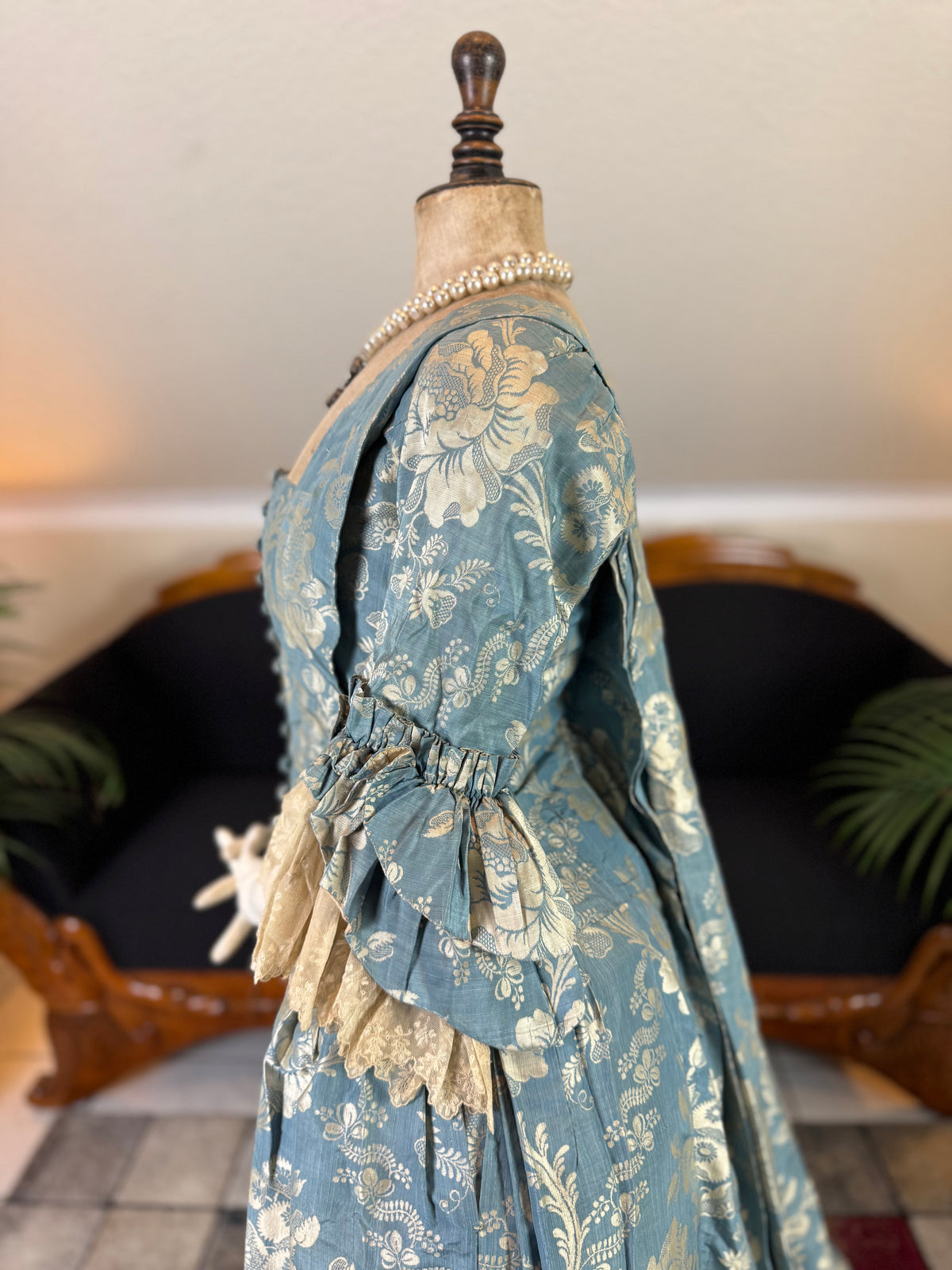 Robe à la Française aus blauem und cremefarbenem Seidendamast – authentisches Kleid aus dem 18. Jahrhundert, ca. 1770