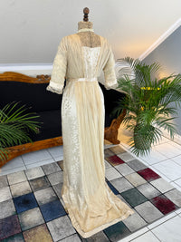 „Antique 1912 cream silk brocade evening dress with lace, crepe drapes and Lady Gillman provenance“