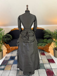 Antikes viktorianisches Tournüren-Tageskleid – Satin & Samt, ca. 1880