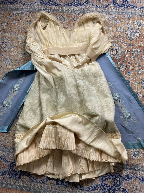 Abendkleid aus Chantilly und himmelblauem Satin, ca. 1914
