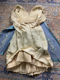 Abendkleid aus Chantilly und himmelblauem Satin, ca. 1914