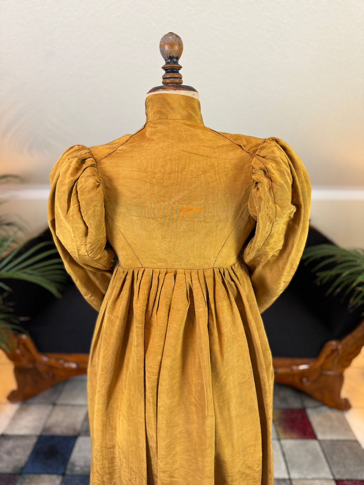 Antikes Regency-Kleid aus goldener Moiré-Seide, ca. 1815-1820