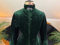 Seltene viktorianische Reitjacke, ca. 1878 – Grüner Samt, gestepptes Seidenfutter, historische Reitsportmode