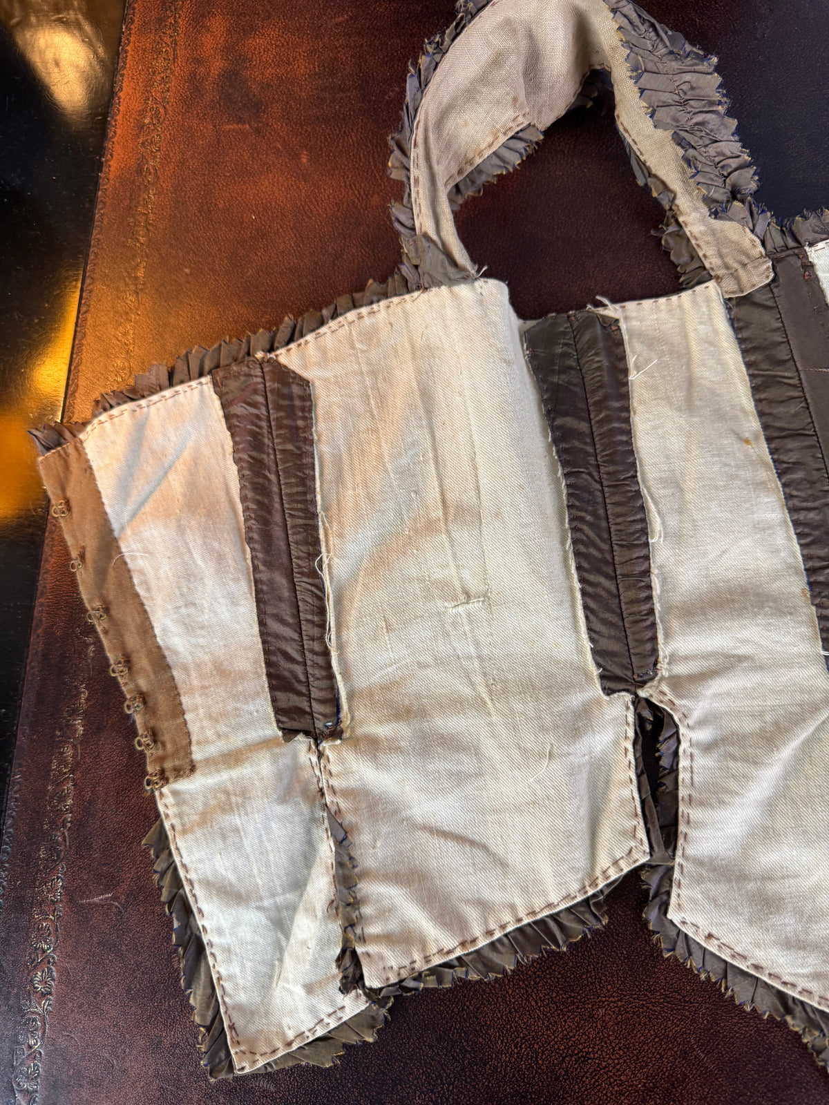 Rokoko-Mieder für ein junges Mädchen, Frankreich, um 1780 – Antikes handgenähtes Kleidungsstück aus dem 18. Jahrhundert
