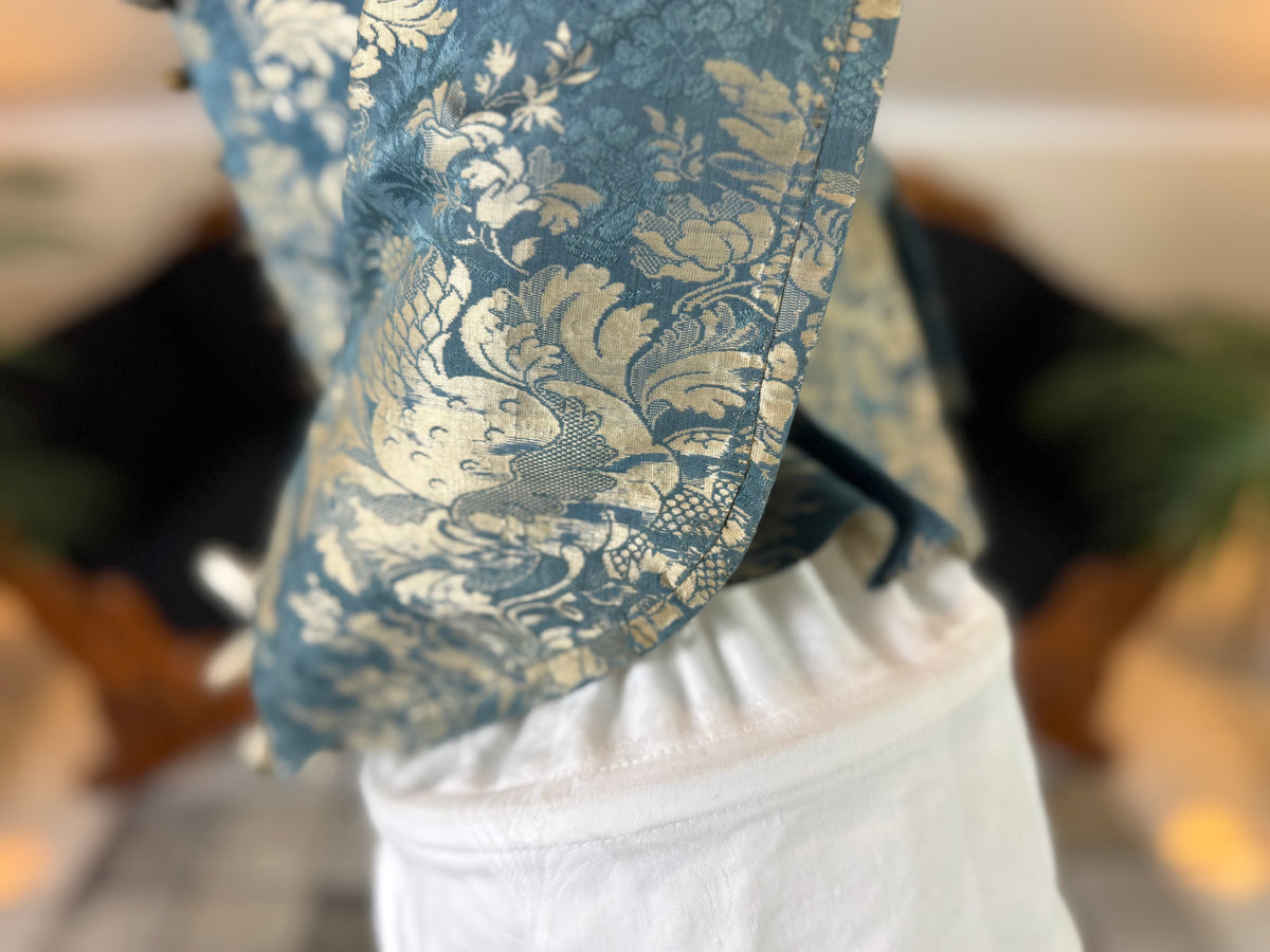 Rokoko Caraco 1750 – Blau-weiß geblümte Seide, Jacke im Reitstil