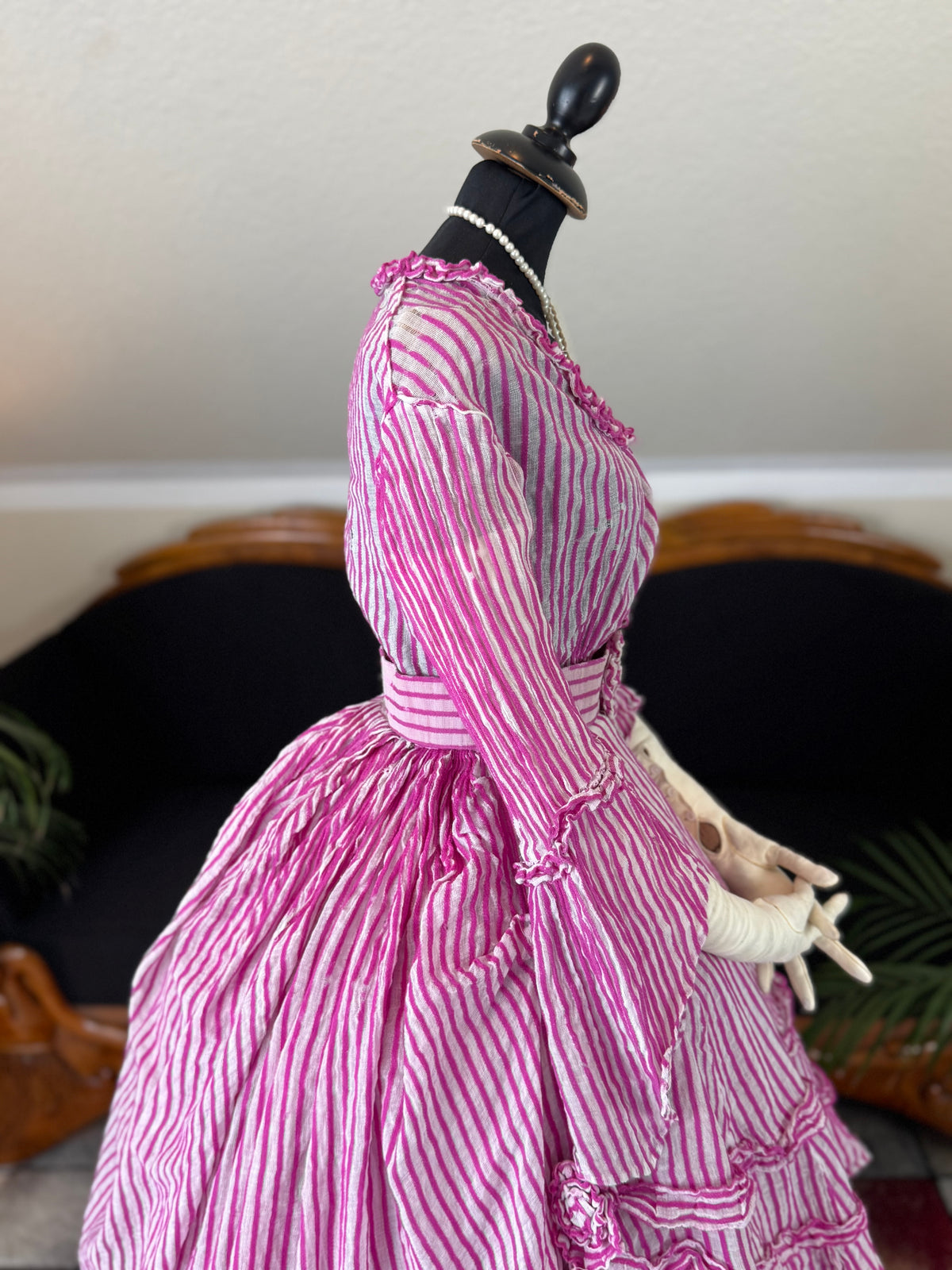 Sommerliche Eleganz einer jungen Dame – Antikes Kleid, ca. 1858