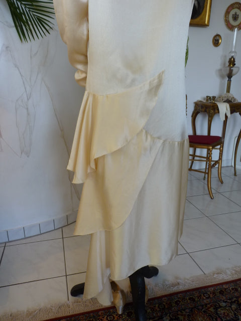 Antikes asymmetrisches Satinbrautkleid, 1920er Jahre – Cremefarbenes Art-déco-Brautkleid