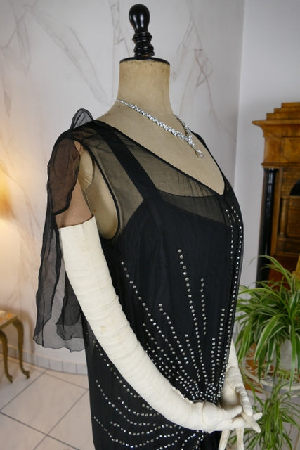 Antikes Abendkleid aus schwarzem Seidenchiffon mit Strasssteinen, ca. 1928