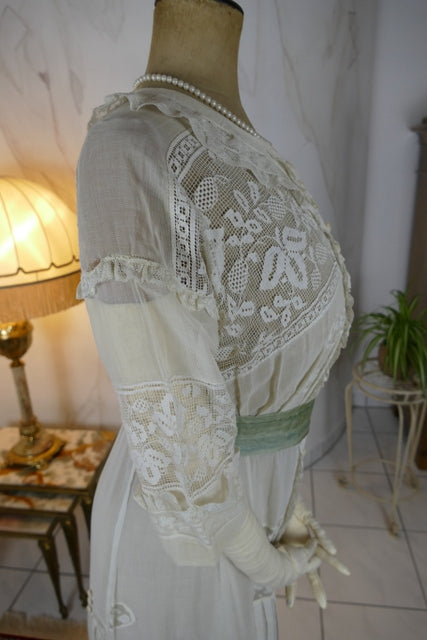 Antikes edwardianisches maltesisches Spitzen-Teekleid, ca. 1908