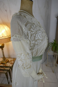 Antikes edwardianisches maltesisches Spitzen-Teekleid, ca. 1908