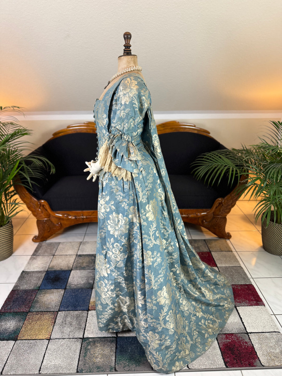 Robe à la Française aus blauem und cremefarbenem Seidendamast – authentisches Kleid aus dem 18. Jahrhundert, ca. 1770