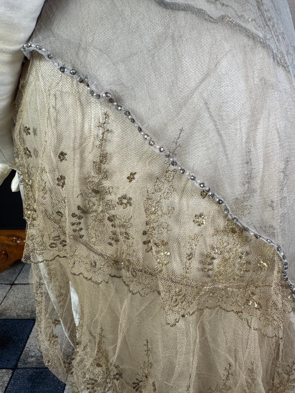 Antikes GUSTAVE BEER Abendkleid – Seidenchiffon &amp; Samt, Paris Couture ca. 1912
