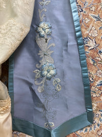 Abendkleid aus Chantilly und himmelblauem Satin, ca. 1914