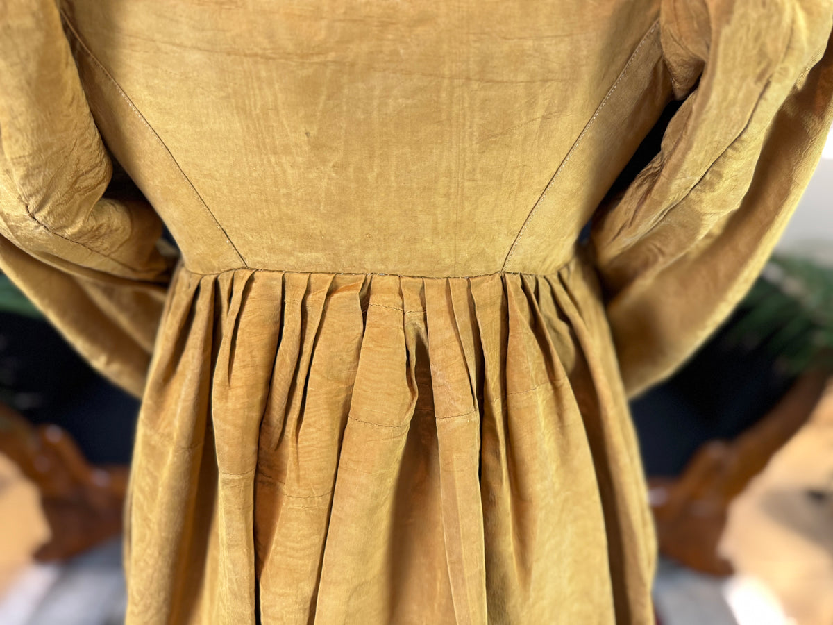 Antikes Regency-Kleid aus goldener Moiré-Seide, ca. 1815-1820