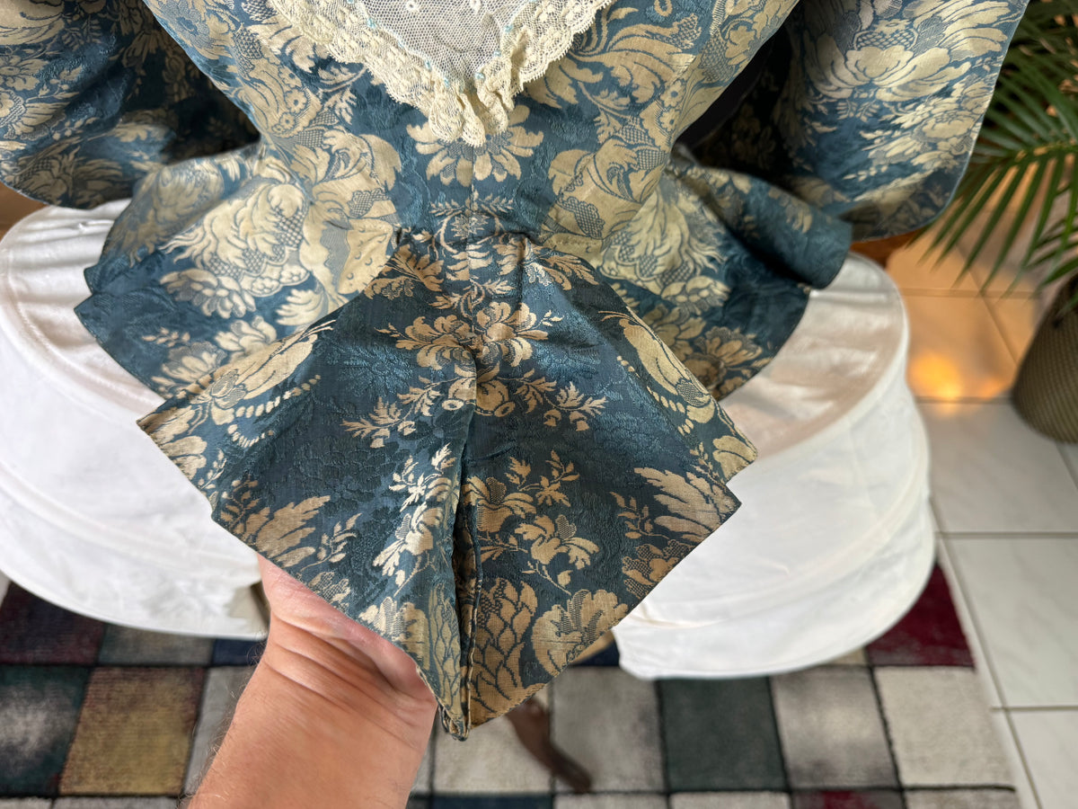 Rokoko Caraco 1750 – Blau-weiß geblümte Seide, Jacke im Reitstil