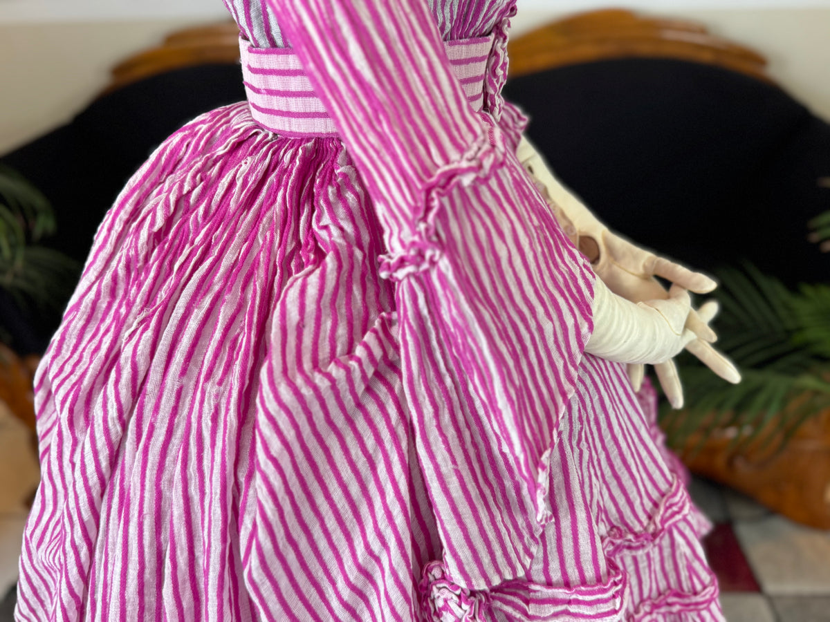 Sommerliche Eleganz einer jungen Dame – Antikes Kleid, ca. 1858