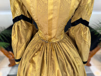 Antikes viktorianisches Tageskleid aus dunklem Goldbrokat, ca. 1858