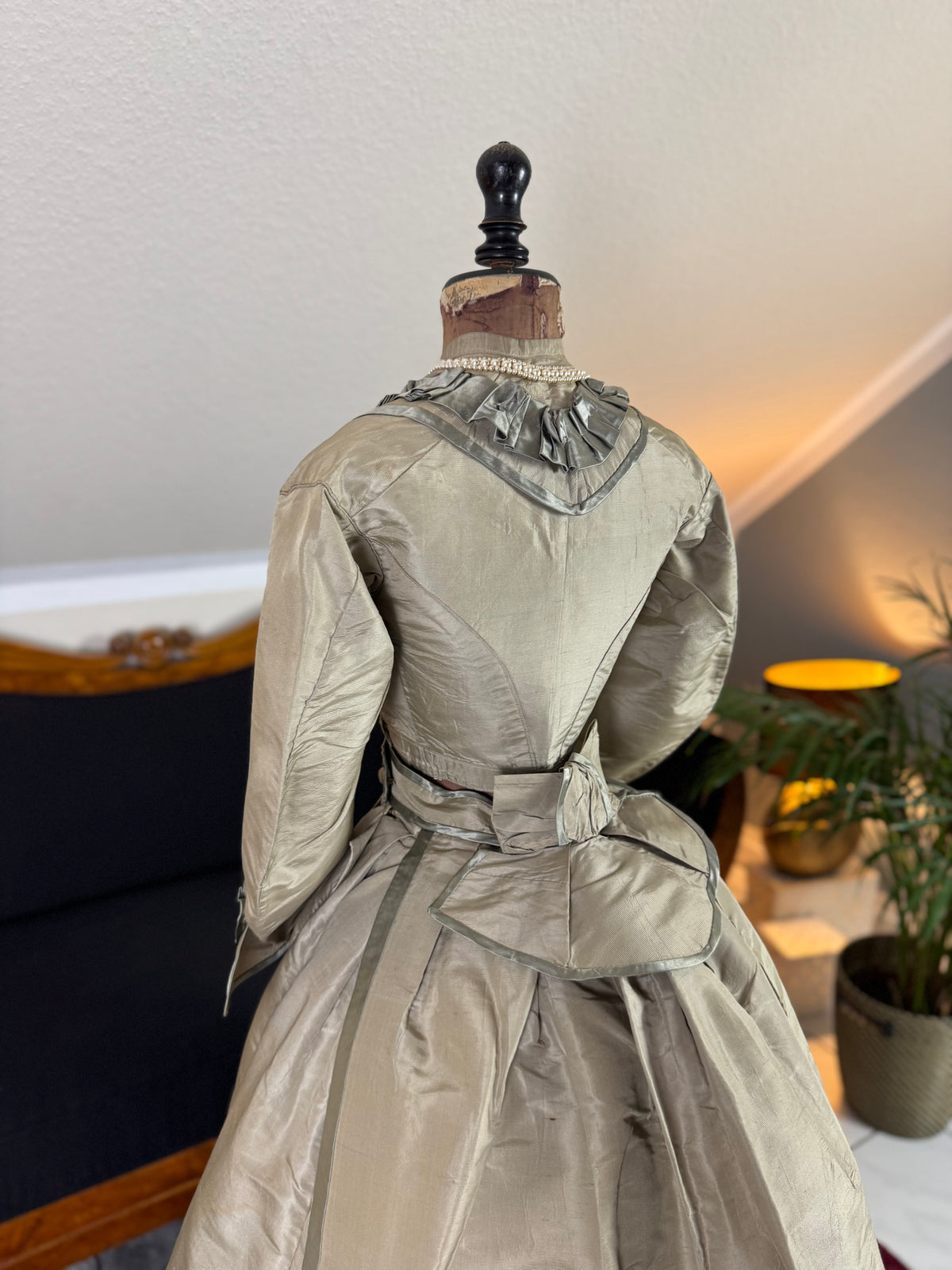 Antikes viktorianisches Seidenkleid, England, ca. 1868