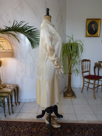 Antikes asymmetrisches Satinbrautkleid, 1920er Jahre – Cremefarbenes Art-déco-Brautkleid