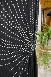 Antikes Abendkleid aus schwarzem Seidenchiffon mit Strasssteinen, ca. 1928