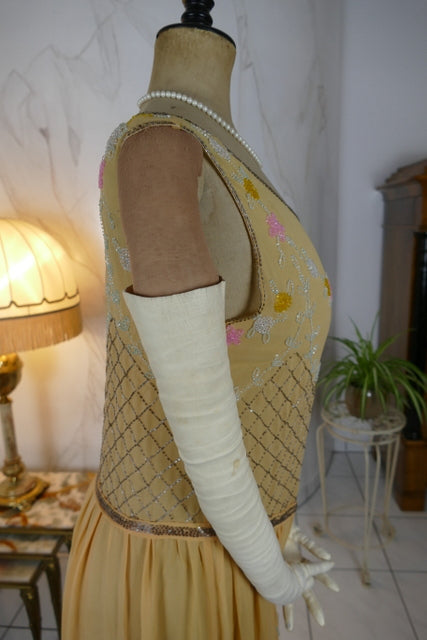 Antikes seidenes, perlenbesetztes Cocktailkleid, ca. 1926