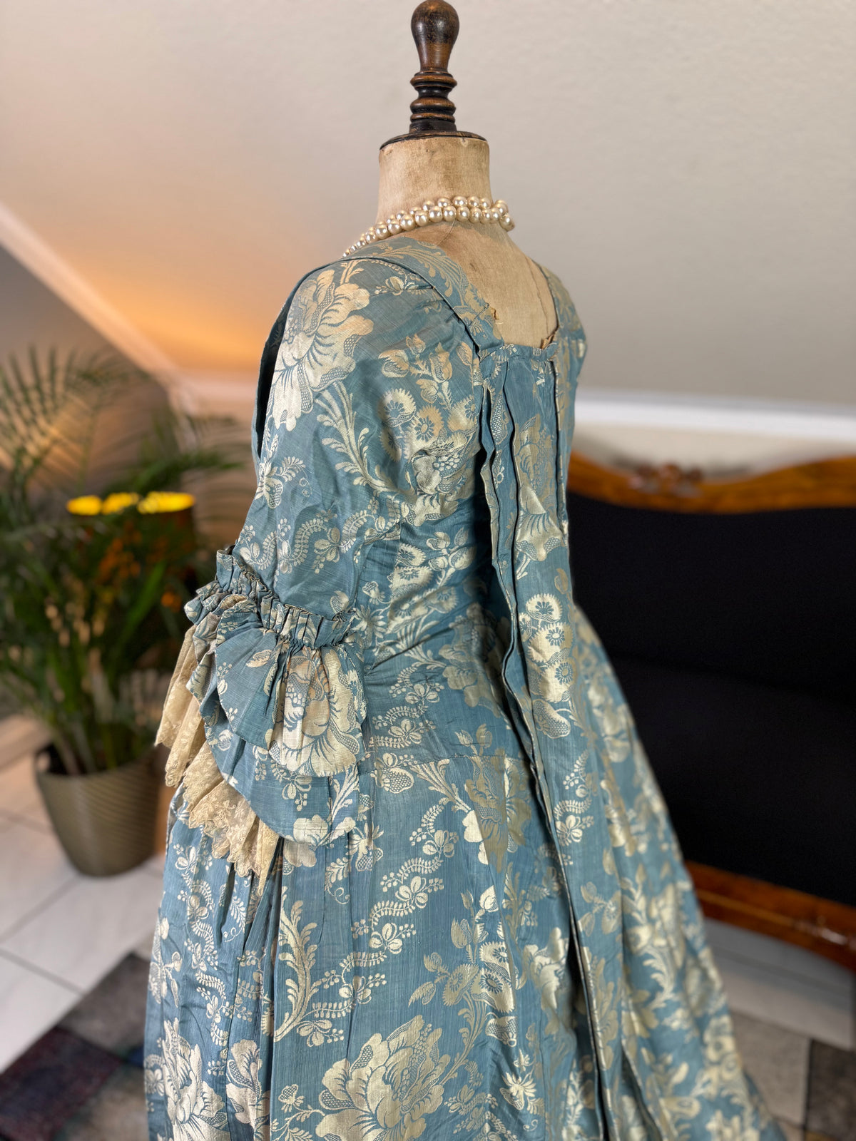 Robe à la Française aus blauem und cremefarbenem Seidendamast – authentisches Kleid aus dem 18. Jahrhundert, ca. 1770