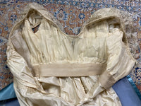 Abendkleid aus Chantilly und himmelblauem Satin, ca. 1914