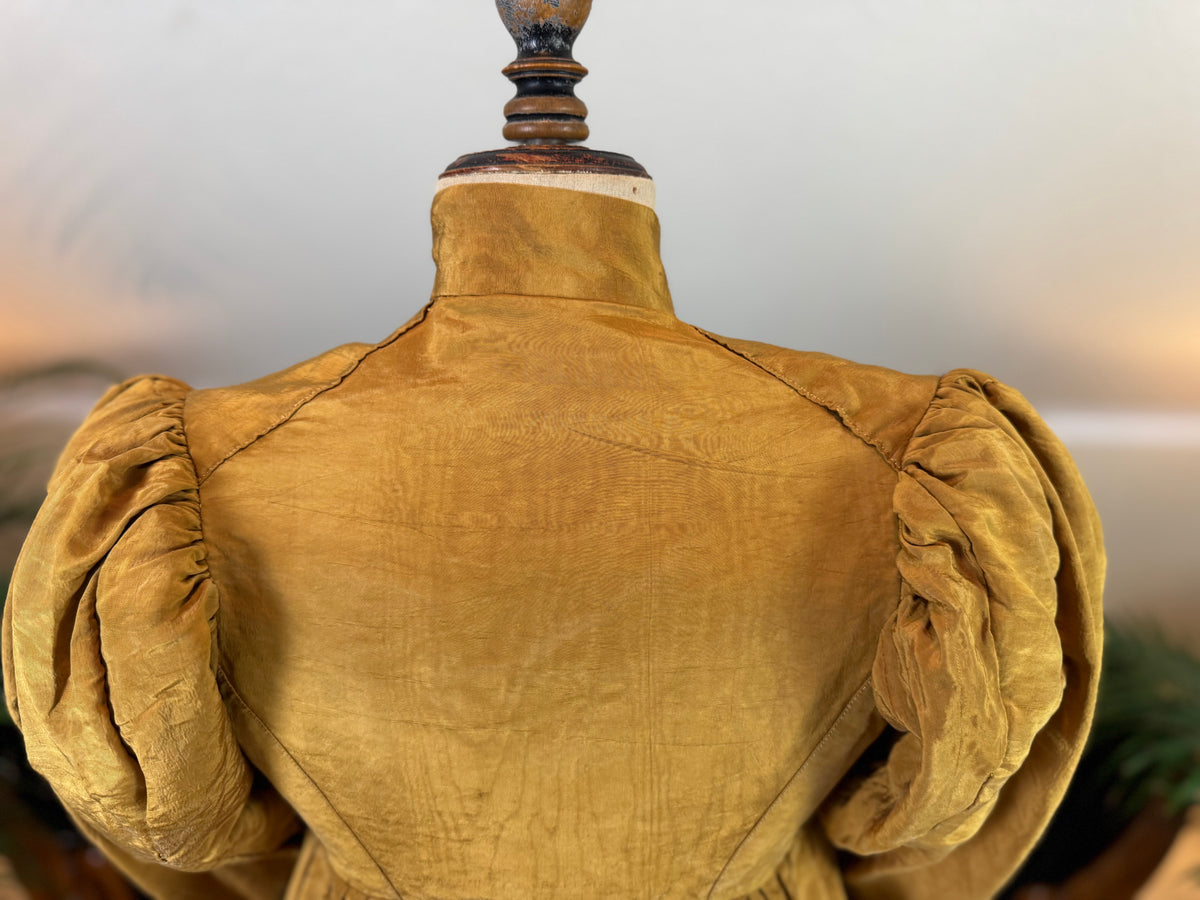 Antikes Regency-Kleid aus goldener Moiré-Seide, ca. 1815-1820