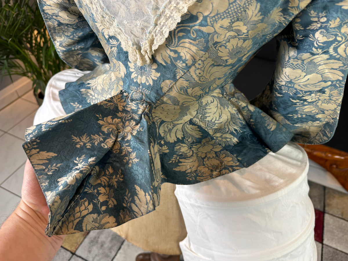 Rokoko Caraco 1750 – Blau-weiß geblümte Seide, Jacke im Reitstil