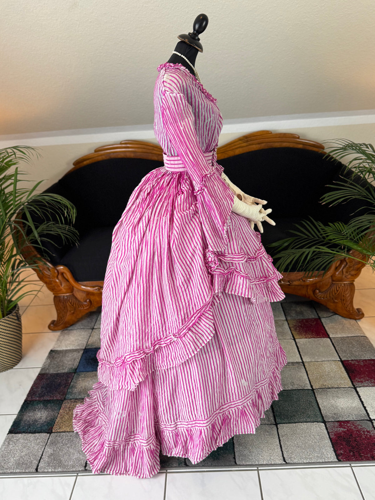 Sommerliche Eleganz einer jungen Dame – Antikes Kleid, ca. 1858