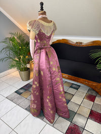 Antikes lilafarbenes Seiden-Ballkleid aus der viktorianischen Ära, ca. 1895