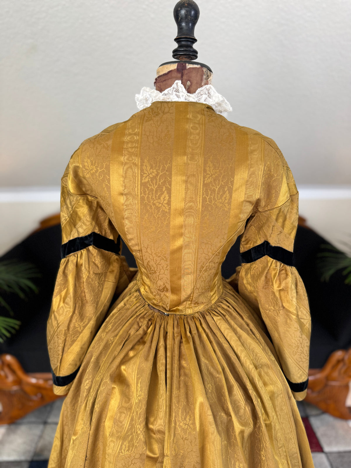 Antikes viktorianisches Tageskleid aus dunklem Goldbrokat, ca. 1858